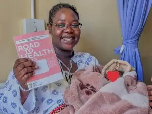 Images of MEC Nkomo-Ralehoko interacting with postpartum mothers at Leratong Hospital, presenting them with gift hampers for their babies.

